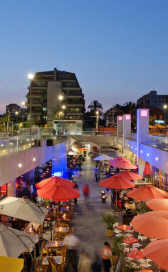 Boulevard y estacionamiento Plaza Ñuñoa