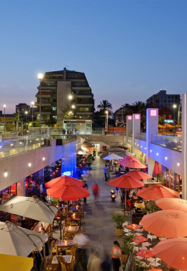 Boulevard y estacionamiento Plaza Ñuñoa